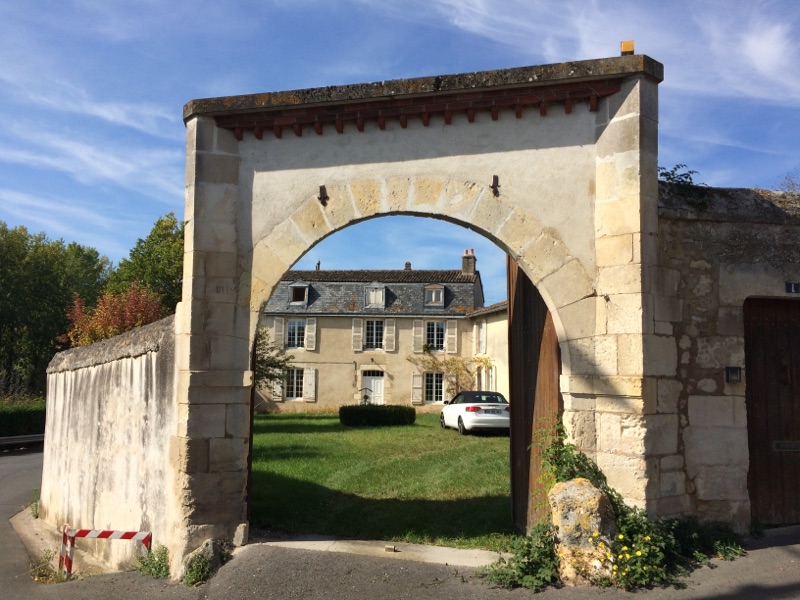 Chambres d’hôtes - Entrée chambres hotes et artistes en poitou proche Poitiers